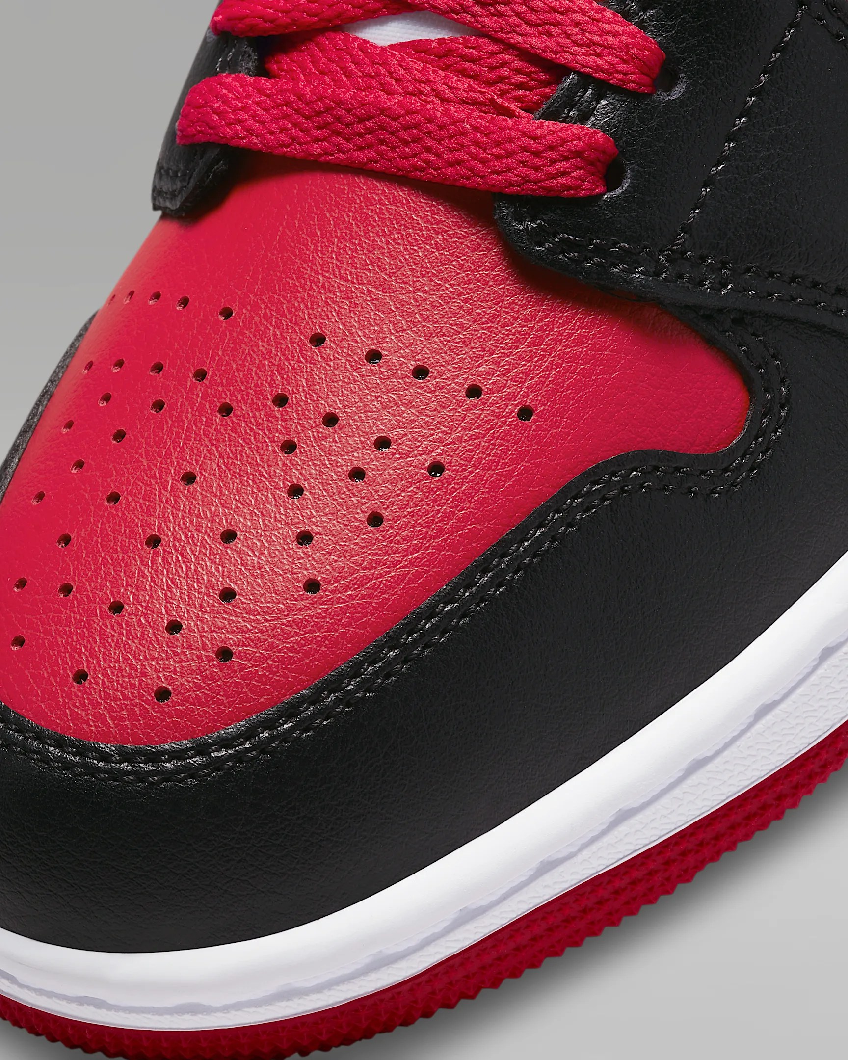 Tenis para mujer Air Jordan 1 Mid – Negro