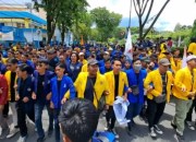 AKTIVIS MAHASISWA SE-KALSEL KOMPAK DEMO KAWAL PUTUSAN MK AKTIVIS MAHASISWA SE-KALSEL KOMPAK DEMO KAWAL PUTUSAN MK