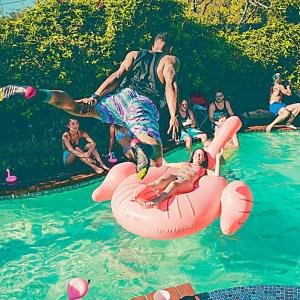 Идеи для вечеринок у бассейна с закисью азота Идеи для вечеринок у бассейна с закисью азота