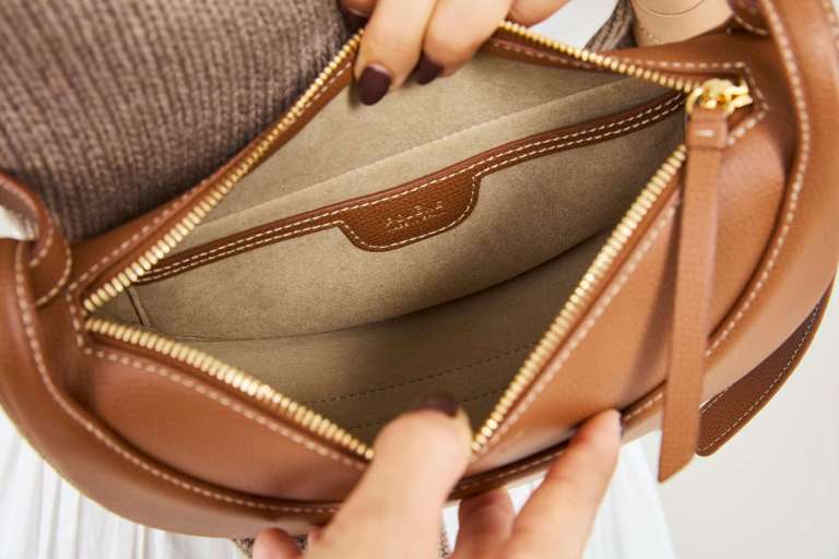 Best Crossbody Bags to Elevate Your Style in 2025 Best Crossbody Bags to Elevate Your Style in 2025