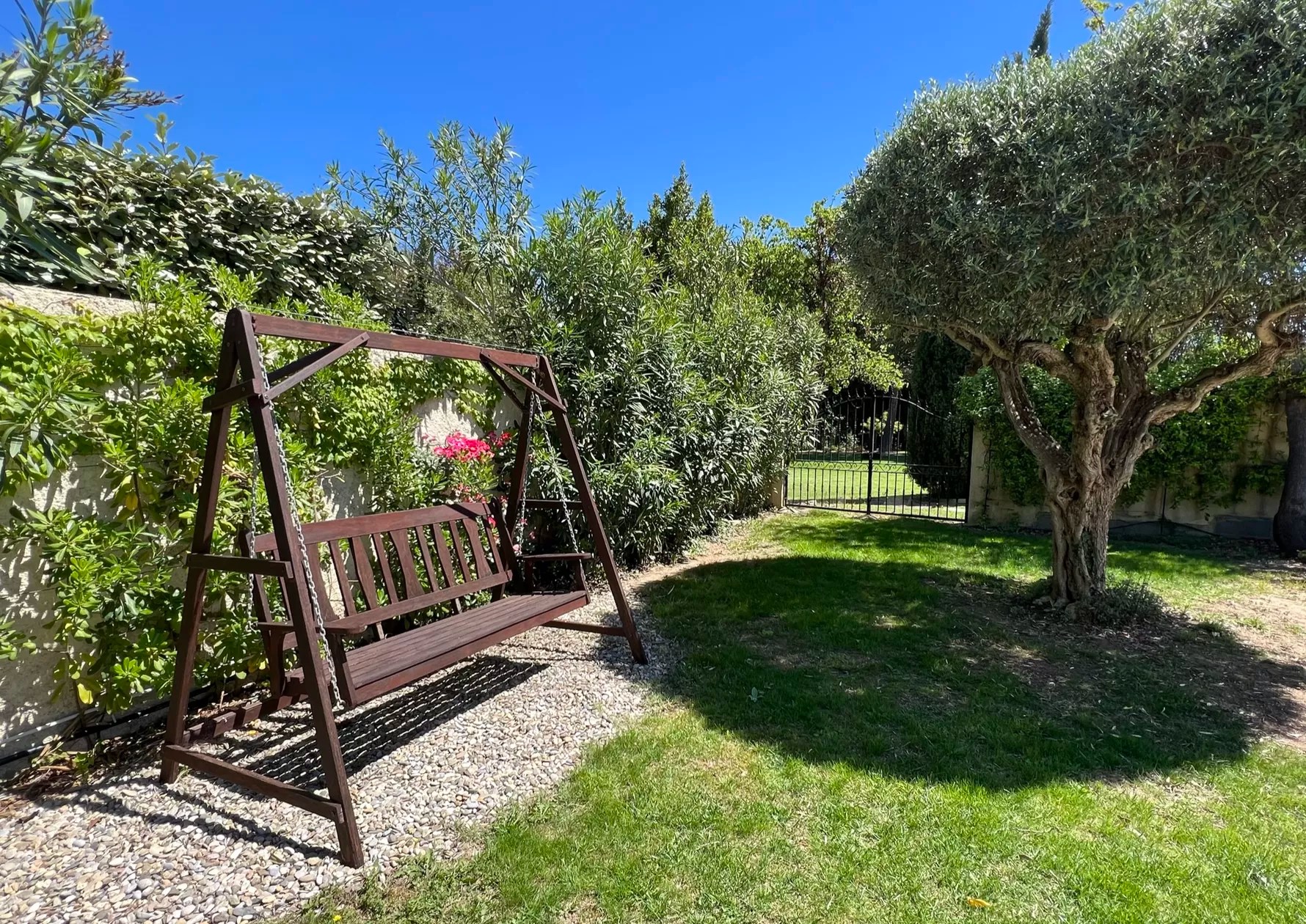 Les Petites Ecuries - Tango