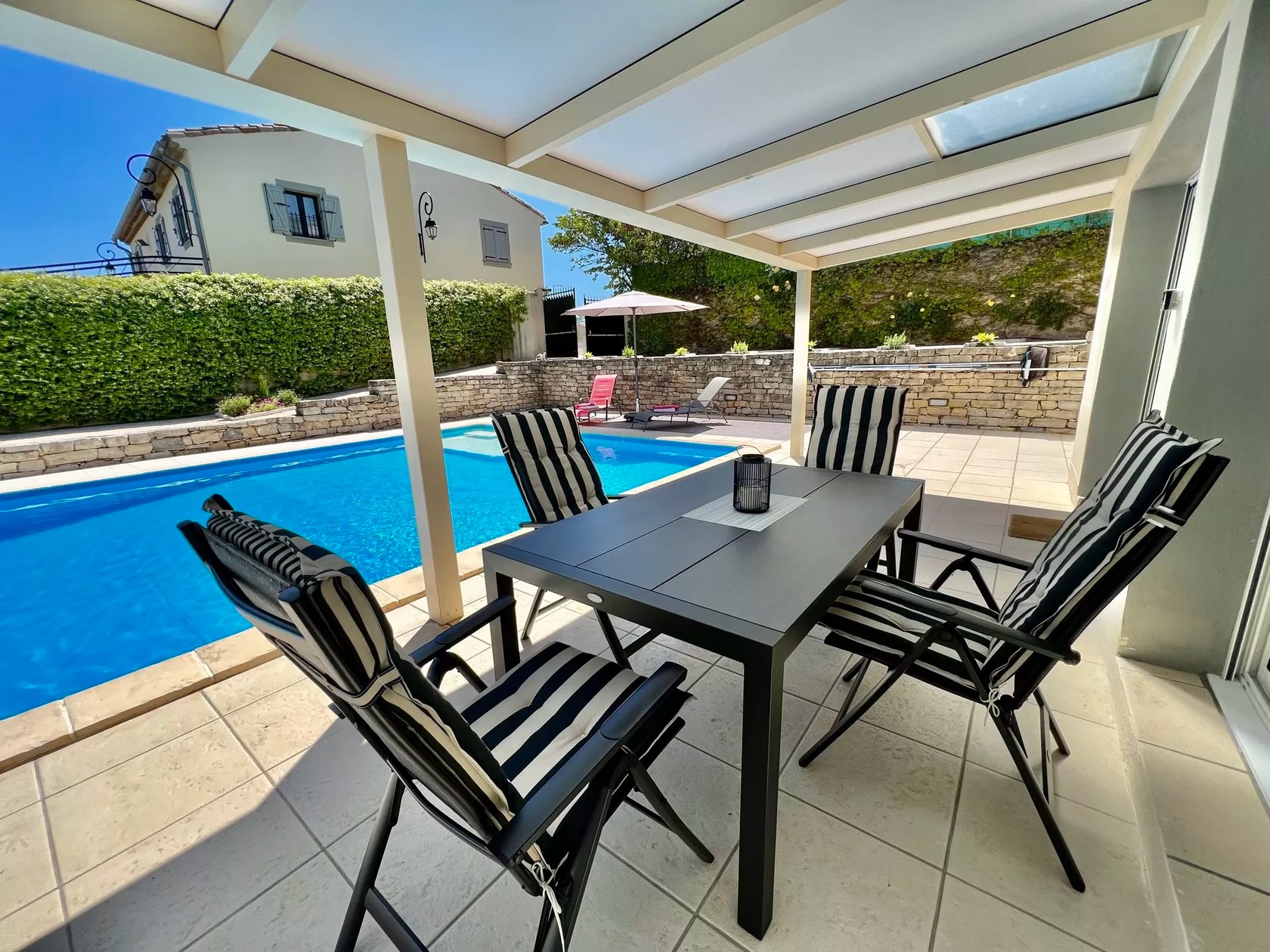 Les Petites Ecuries - Tango