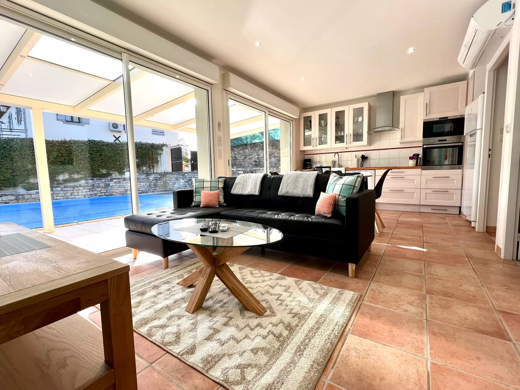 Les Petites Ecuries - Tango