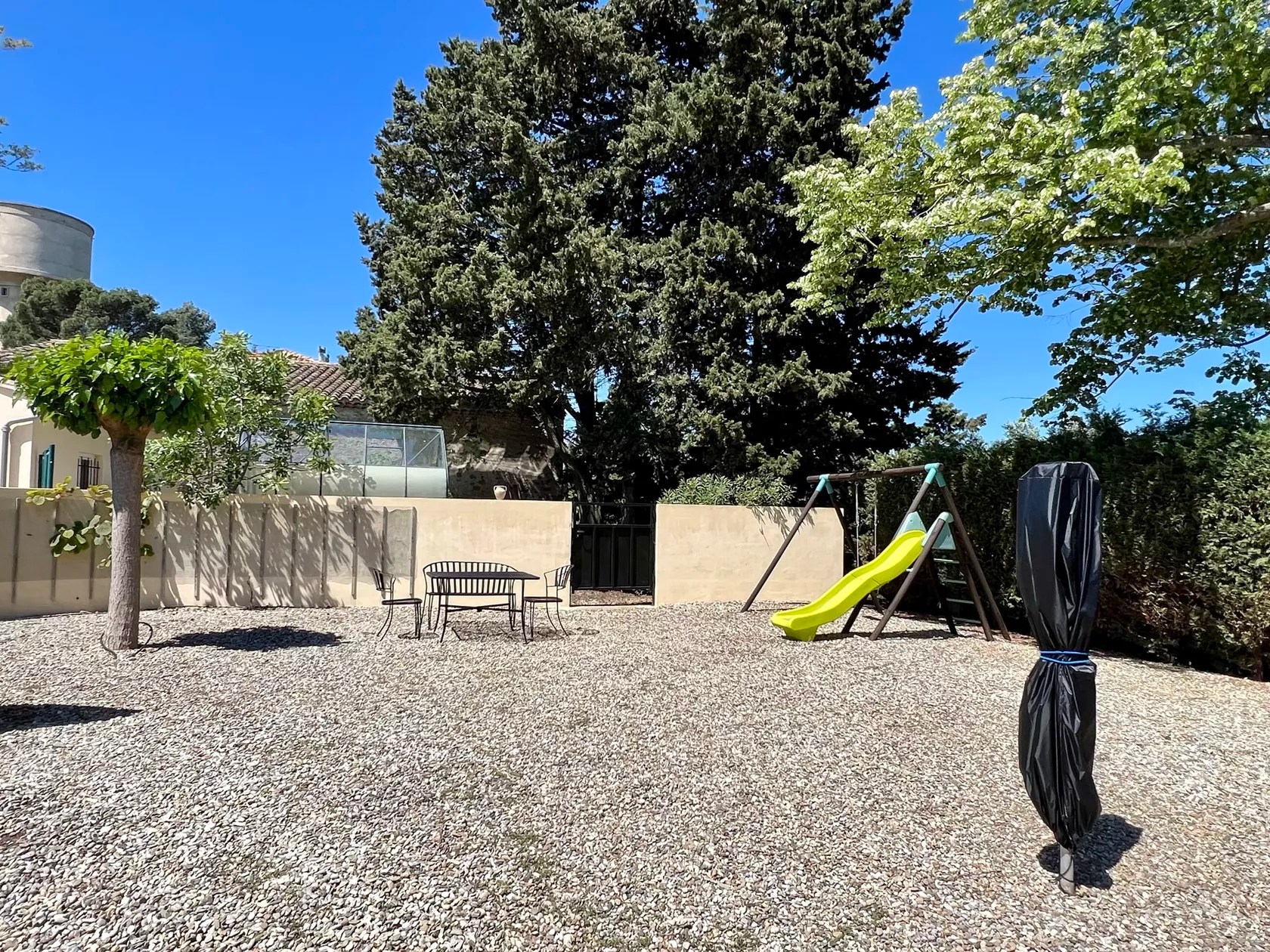 Les Petites Ecuries - Tango