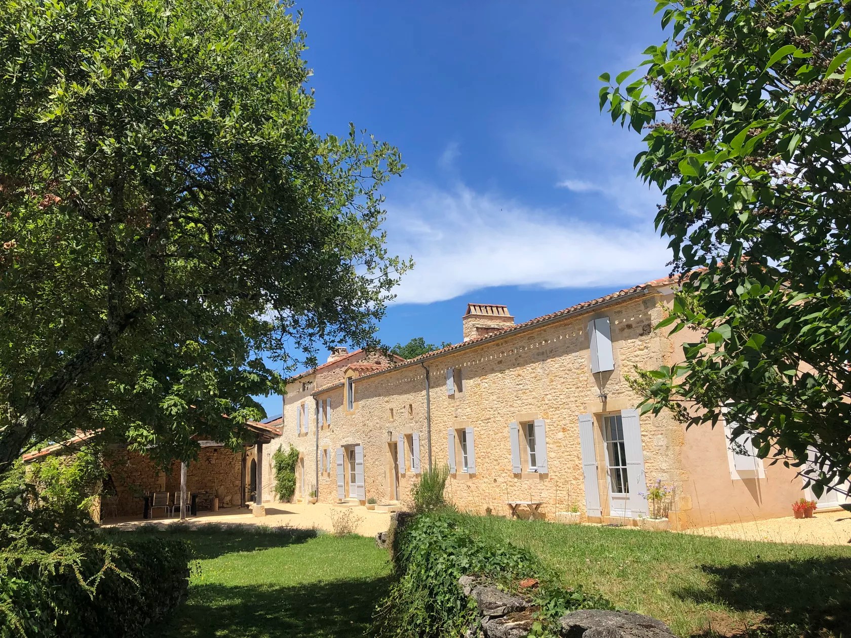 Chambre en pierre gîte Villeréal