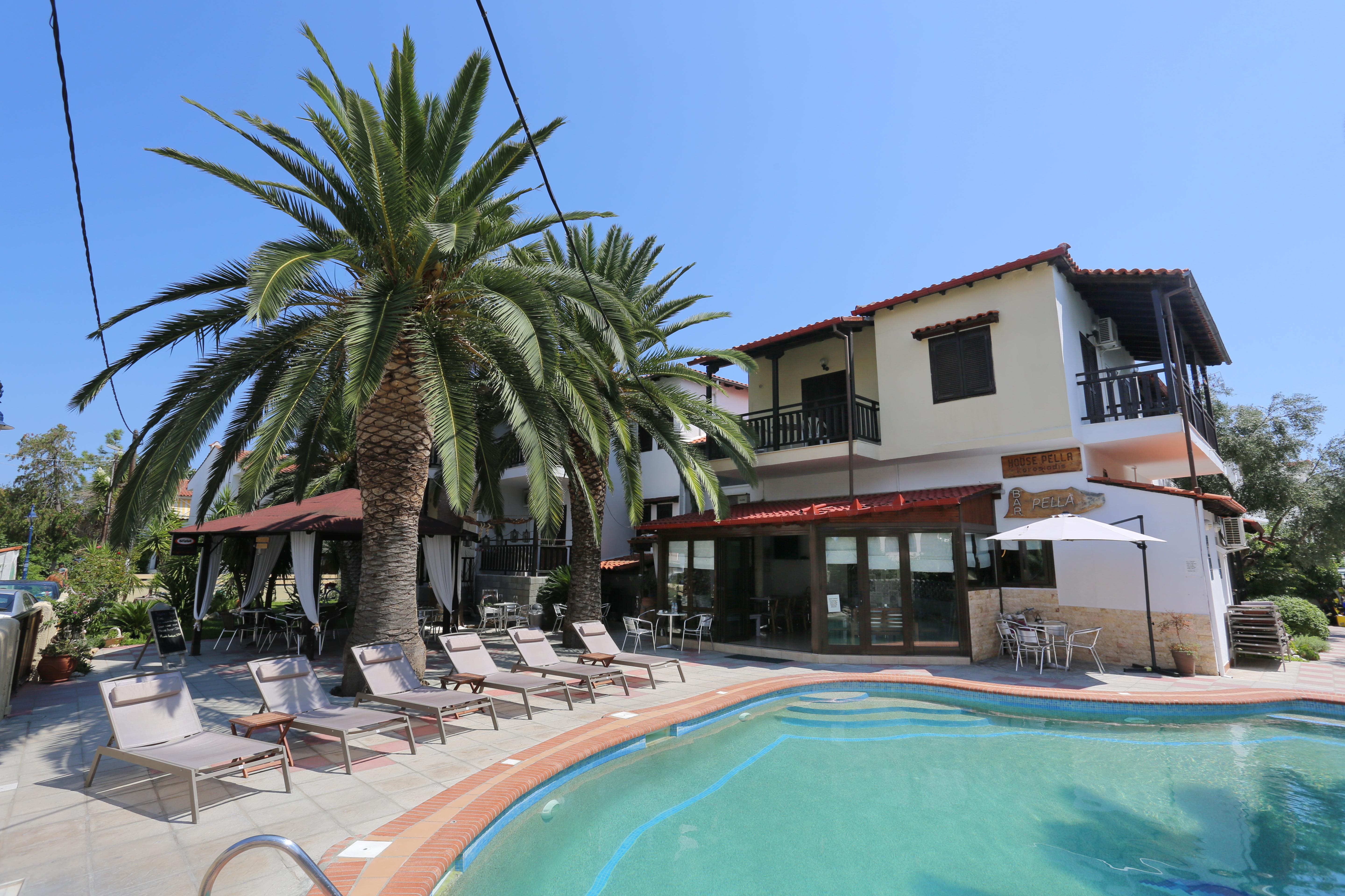 Pella House Studios & Apartments