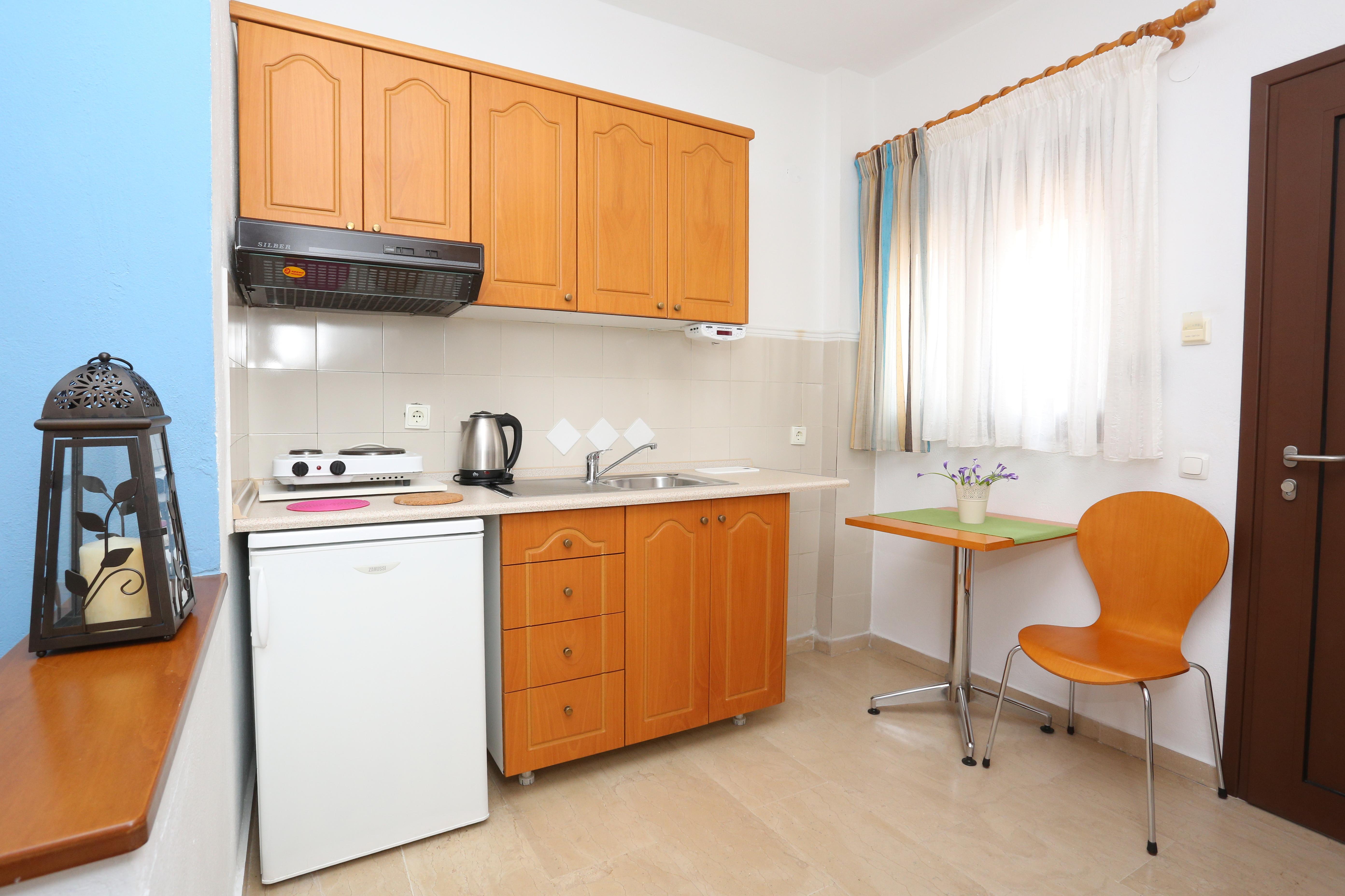 Pella House Studios & Apartments