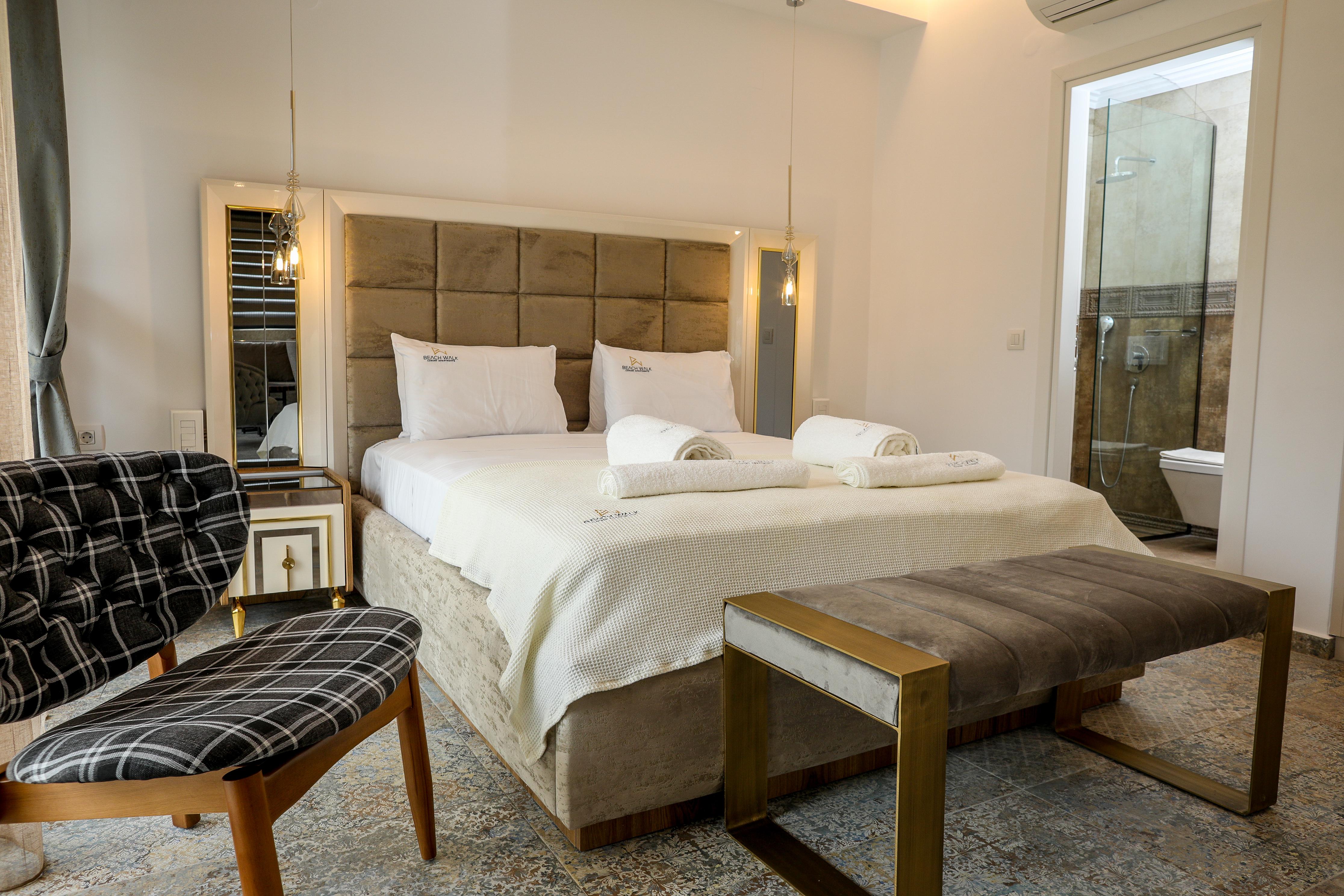 Lazar Lux & Beach Walk Apartment Suites