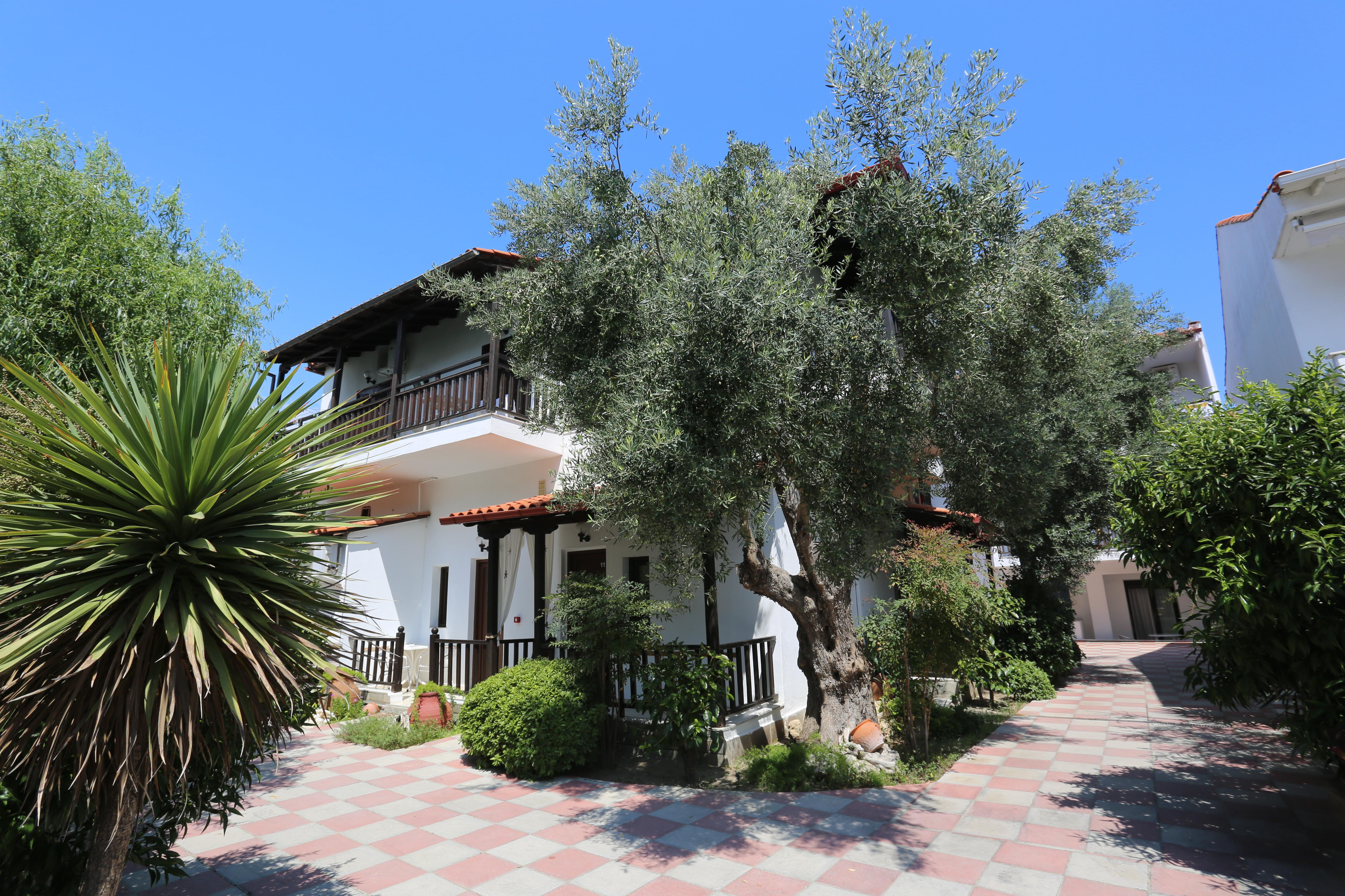 Pella House Studios & Apartments