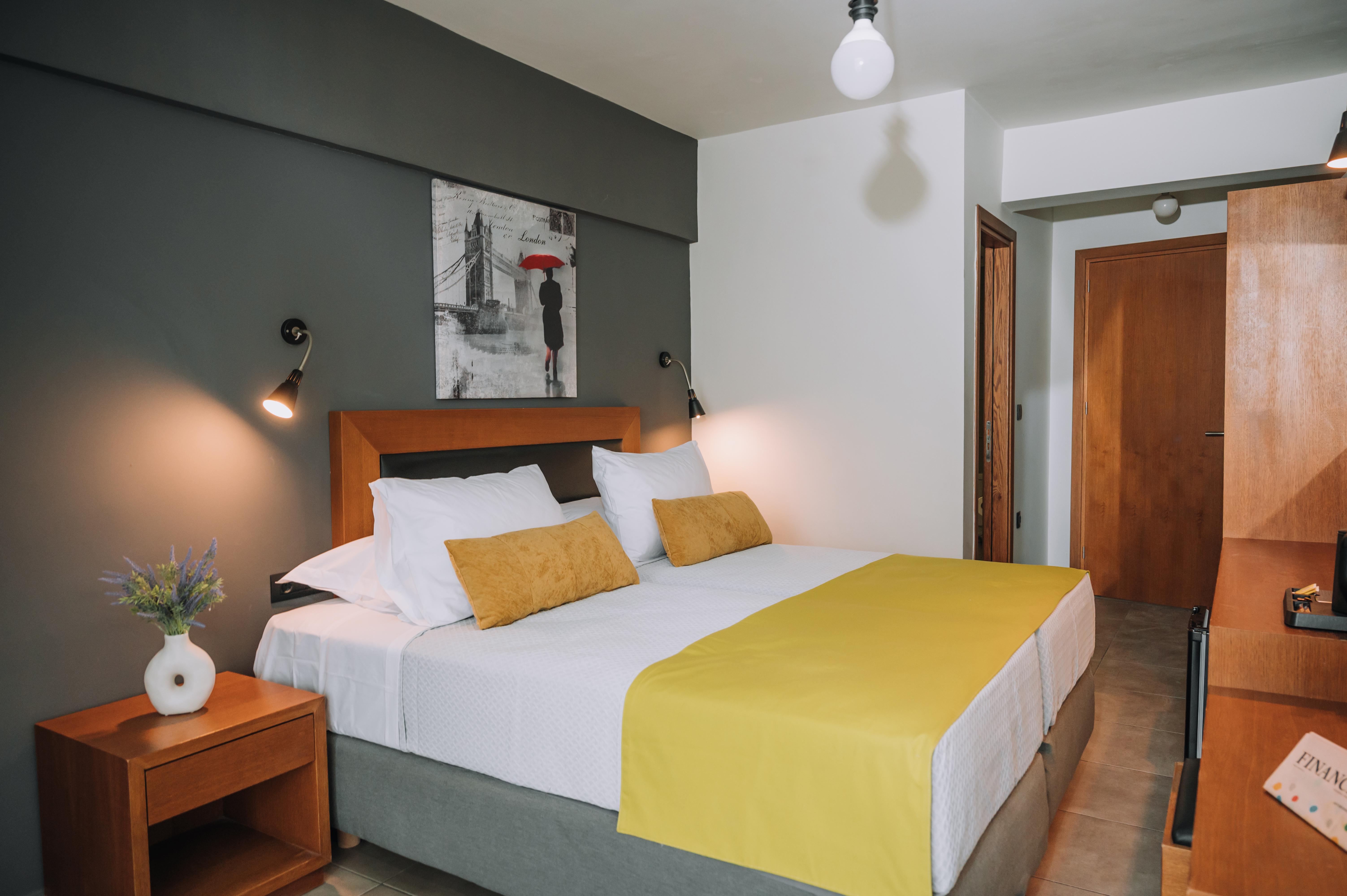 Amphitryon City Hotel