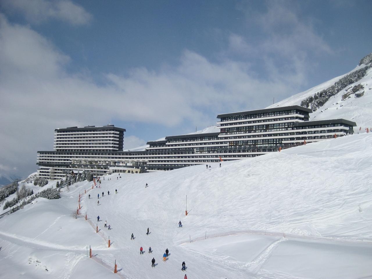 SOWELL RESIDENCES Pierre Blanche****