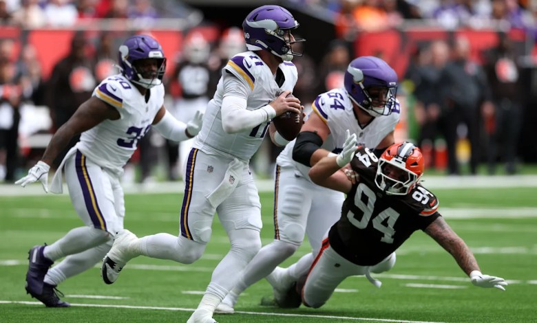 Carson Wentz leaves Week 5 with left shoulder injury, questionable to return Carson Wentz leaves Week 5 with left shoulder injury, questionable to return