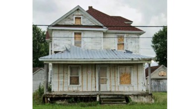 Inside the Viral ‘SOS’ House Mystery That Had TikTok Calling the Cops Inside the Viral ‘SOS’ House Mystery That Had TikTok Calling the Cops