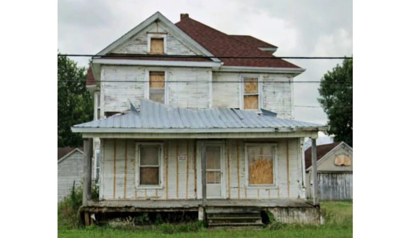 Inside the Viral ‘SOS’ House Mystery That Had TikTok Calling the Cops Inside the Viral ‘SOS’ House Mystery That Had TikTok Calling the Cops