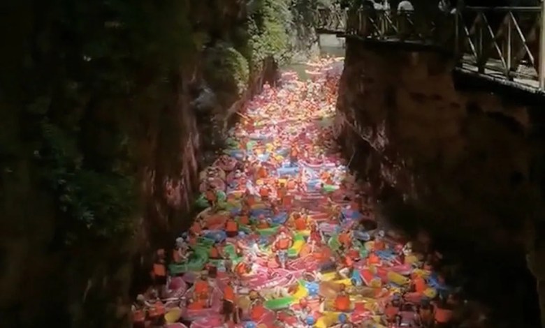 Hundreds of Rafters Create Multicolored Logjam as They’re Crammed into Gorge in Wild Images Hundreds of Rafters Create Multicolored Logjam as They’re Crammed into Gorge in Wild Images