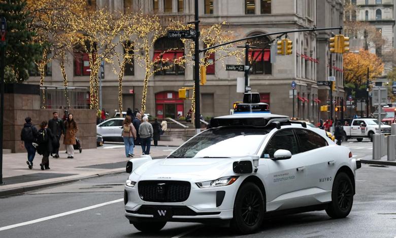 A San Francisco power outage left Waymo’s self-driving cars stranded at intersections A San Francisco power outage left Waymo’s self-driving cars stranded at intersections