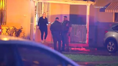 Gunman and 2 women found dead in South Gate home after suspect shoots at officers, deputies say Gunman and 2 women found dead in South Gate home after suspect shoots at officers, deputies say