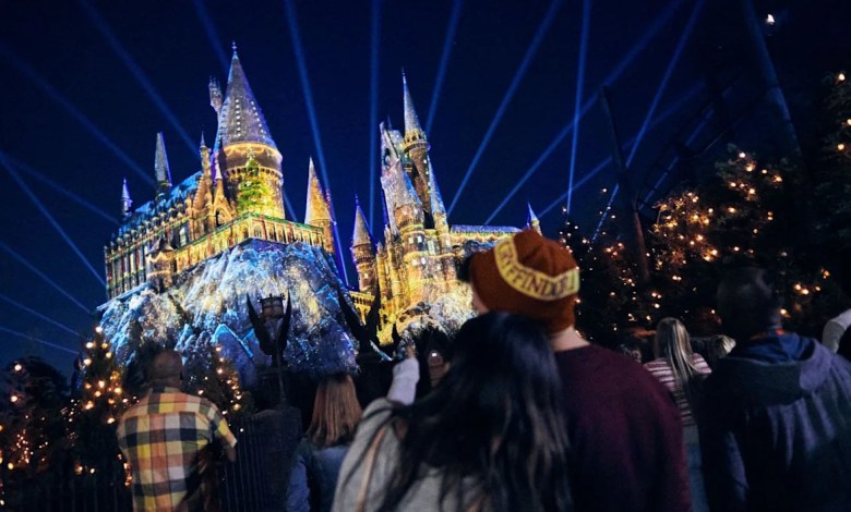 Disney World or Universal for the holidays? Here’s how to choose. Disney World or Universal for the holidays? Here’s how to choose.
