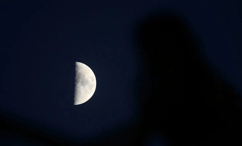 Saturn shines with the waxing moon at sunset on Nov. 29 Saturn shines with the waxing moon at sunset on Nov. 29