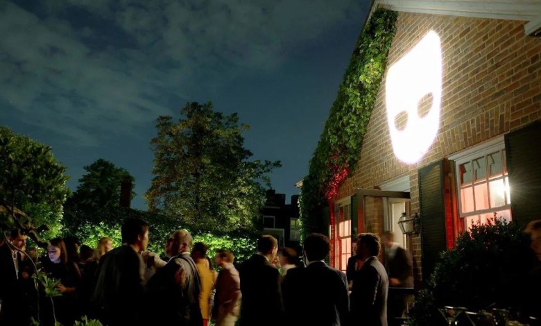 HRC uses Grindr to target Washington’s White House Correspondents’ Dinner power crowd HRC uses Grindr to target Washington’s White House Correspondents’ Dinner power crowd