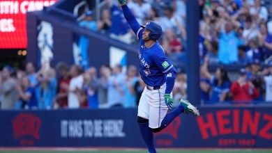Blue Jays finish 4-game sweep of Yankees to take sole possession of first place in AL East Blue Jays finish 4-game sweep of Yankees to take sole possession of first place in AL East
