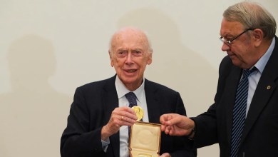 James Watson helped crack DNA’s code, sparking medical advances and ethical debates James Watson helped crack DNA’s code, sparking medical advances and ethical debates
