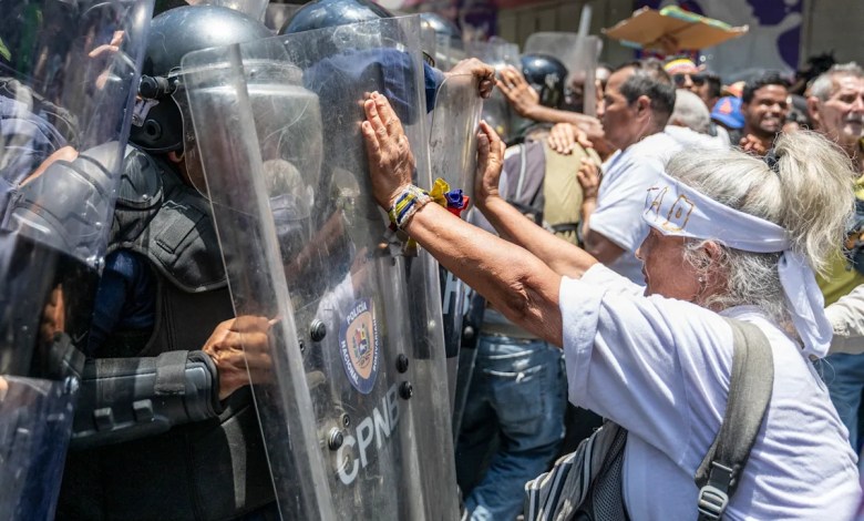 Police in Venezuela block protesters calling for higher wages, pensions Police in Venezuela block protesters calling for higher wages, pensions