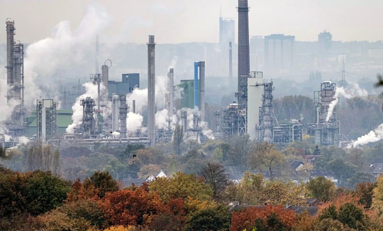 Relentless rise in carbon pollution from fossil fuels slightly dampens climate-fighting hopes Relentless rise in carbon pollution from fossil fuels slightly dampens climate-fighting hopes