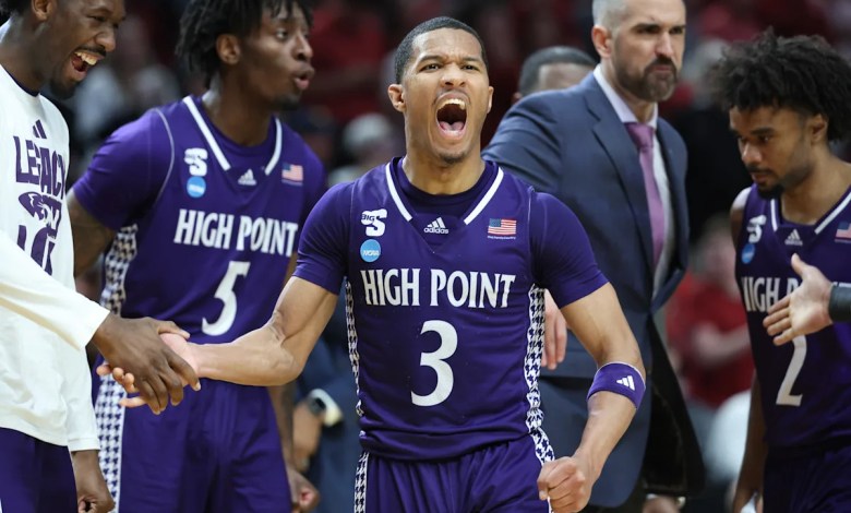 Acuff scores 36 as Arkansas holds off No. 12 seed High Point 94-88 to reach the Sweet 16 Acuff scores 36 as Arkansas holds off No. 12 seed High Point 94-88 to reach the Sweet 16