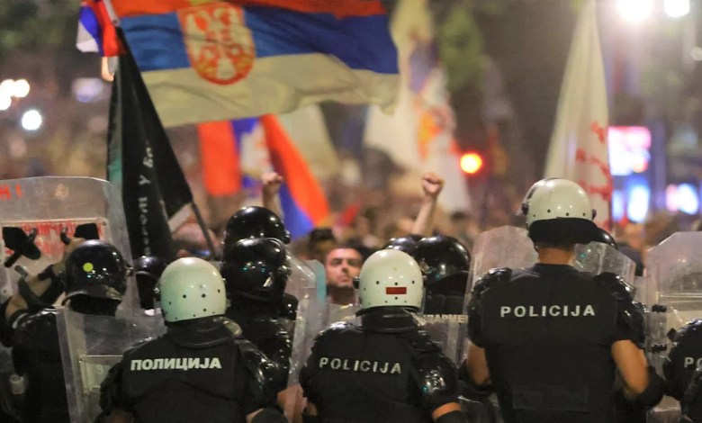 Serbia police clash with anti-government protesters in Belgrade Serbia police clash with anti-government protesters in Belgrade