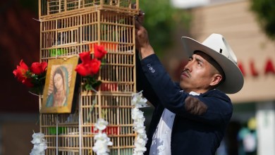 These men carry towers of birds through Mexico’s streets. They say their tradition is dying out. These men carry towers of birds through Mexico’s streets. They say their tradition is dying out.