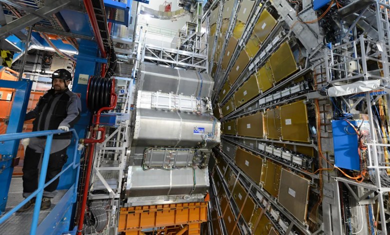 CERN runs delicate test on transporting ultrasensitive antimatter CERN runs delicate test on transporting ultrasensitive antimatter