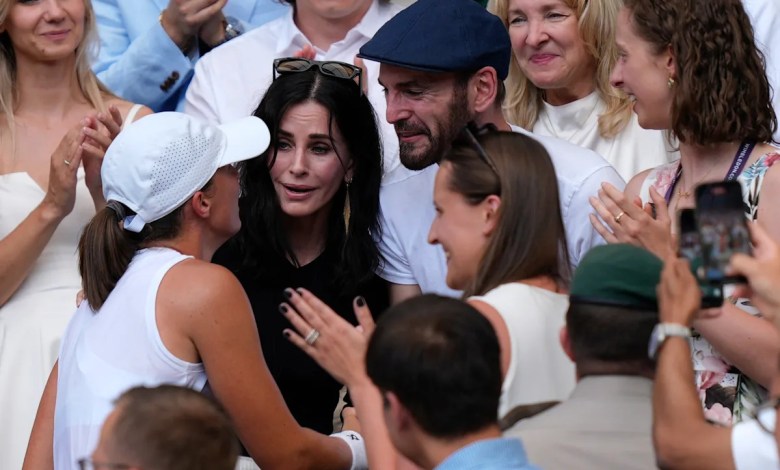 The One Where Iga Swiatek Got A Hug from Courteney Cox After Winning Wimbledon The One Where Iga Swiatek Got A Hug from Courteney Cox After Winning Wimbledon