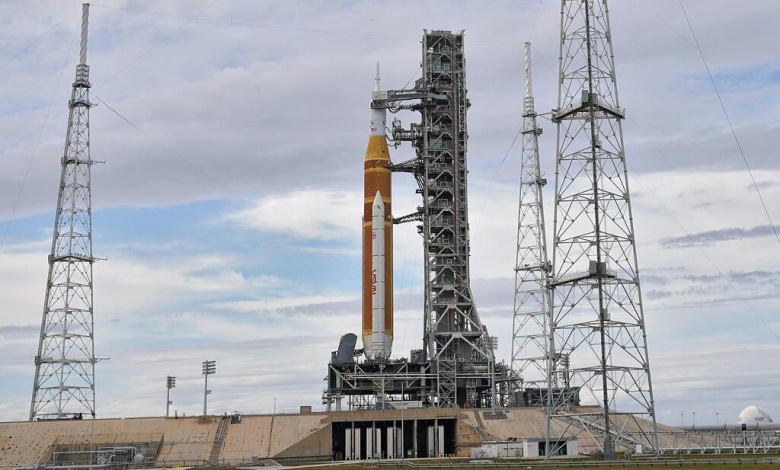 NASA fueling test for moon rocket runs into trouble with hydrogen leak NASA fueling test for moon rocket runs into trouble with hydrogen leak