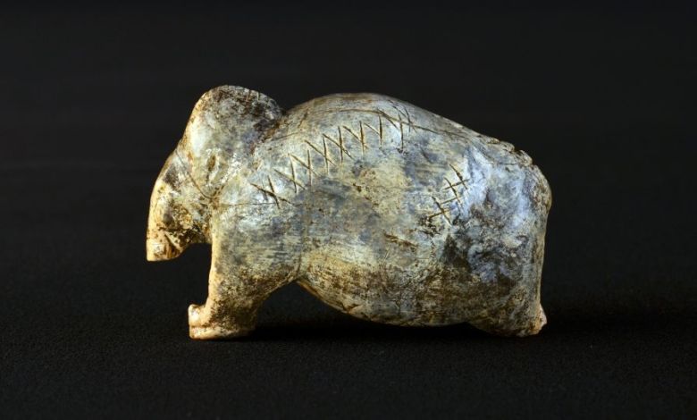 Symbols found carved into 40,000-year-old artifacts may be precursor to writing Symbols found carved into 40,000-year-old artifacts may be precursor to writing