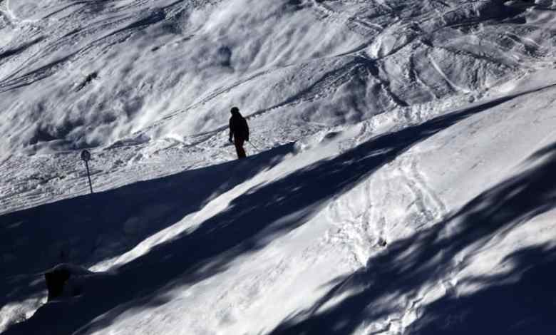 Ski tourer dies after triggering avalanche in German Alps Ski tourer dies after triggering avalanche in German Alps