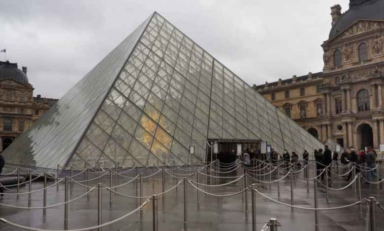 Director of renowned Louvre museum in Paris resigns Director of renowned Louvre museum in Paris resigns
