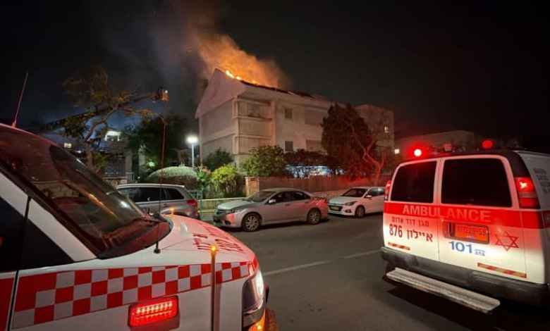 Shrapnel from missile interception in central Israel damages residential structure, ignites fire Shrapnel from missile interception in central Israel damages residential structure, ignites fire