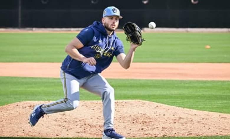 Yankees sign RHP Peter Strzelecki to minor league deal Yankees sign RHP Peter Strzelecki to minor league deal