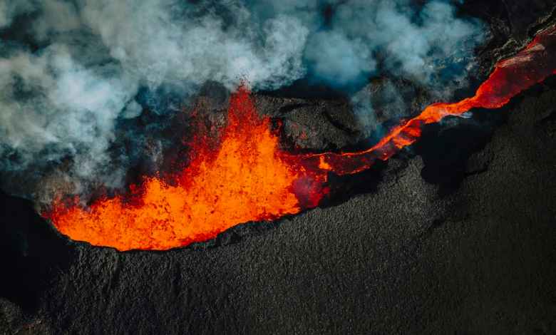 What causes volcanoes to erupt? What causes volcanoes to erupt?