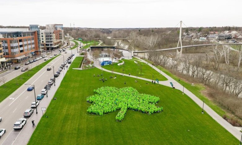 More than 1,050 people form human shamrock in Dublin, Ohio More than 1,050 people form human shamrock in Dublin, Ohio