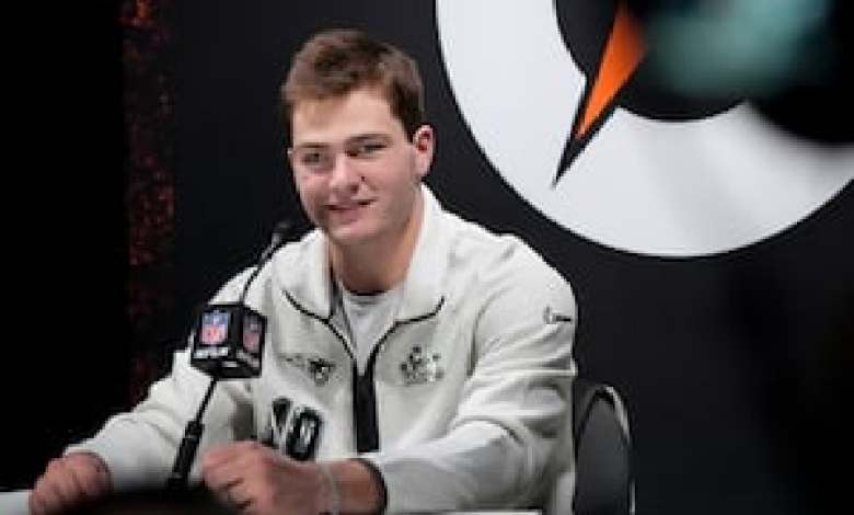 Patriots and Seahawks kick off Super Bowl festivities with a quieter, calmer, tamer Opening Night Patriots and Seahawks kick off Super Bowl festivities with a quieter, calmer, tamer Opening Night