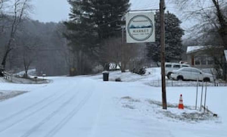 Snow falling across north Georgia, starting to accumulate Snow falling across north Georgia, starting to accumulate