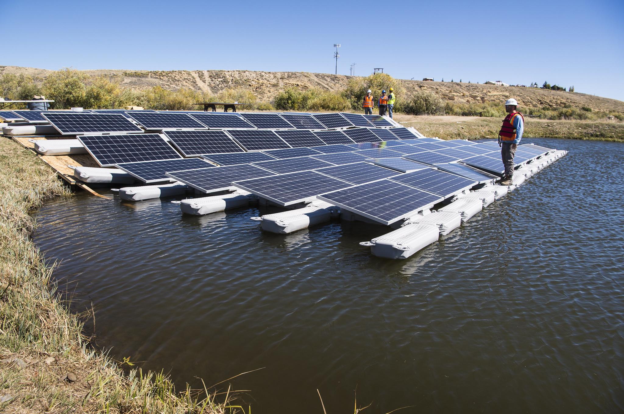 Sistemas solares flotantes podrían aumentar la resiliencia de los lagos Sistemas solares flotantes podrían aumentar la resiliencia de los lagos
