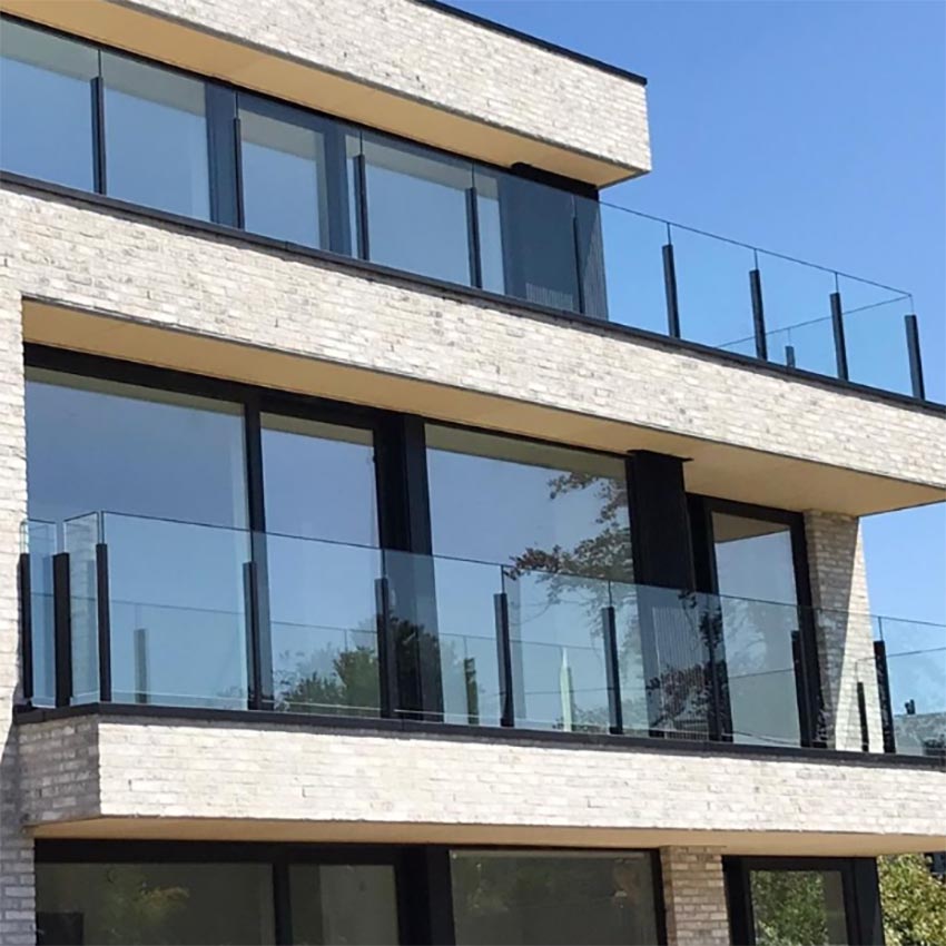 Glazen balustrade met verticale aluminium steunpalen