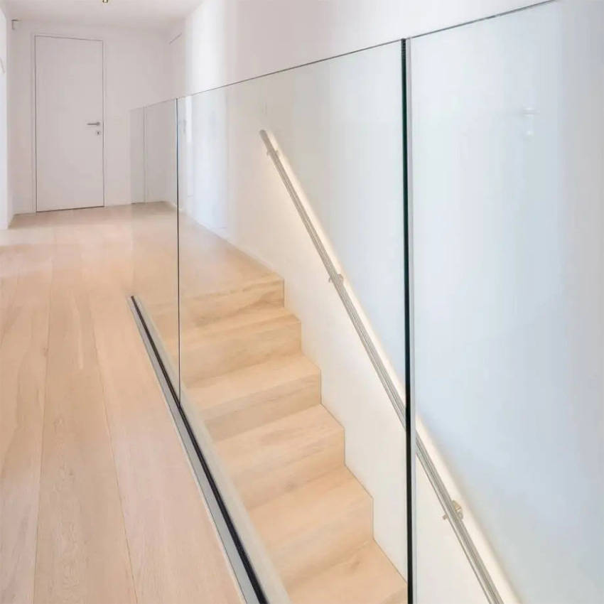Glazen balustrade onderaan geklemd in aluminium profiel