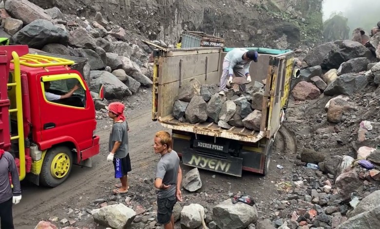 Sand mining||Scavenging sand mining waste, manual stone mining process Sand mining||Scavenging sand mining waste, manual stone mining process