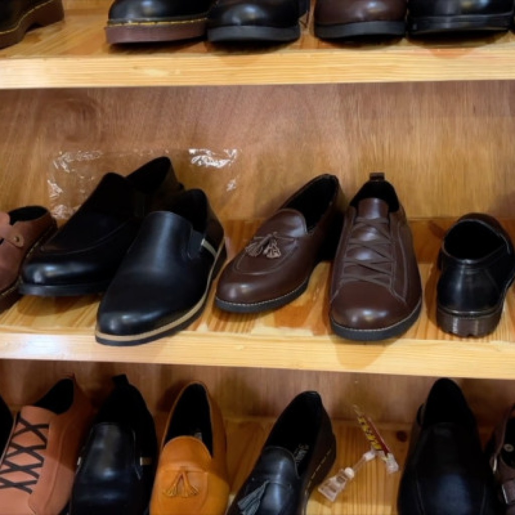 Mengintip pabrik sepatu kulit rumahan di Jakarta Timur Mengintip pabrik sepatu kulit rumahan di Jakarta Timur