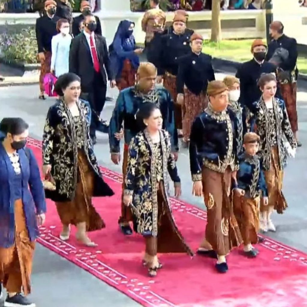Jangan keliru, ini perbedaan pakaian adat Jawa Tengah dan Yogyakarta Jangan keliru, ini perbedaan pakaian adat Jawa Tengah dan Yogyakarta