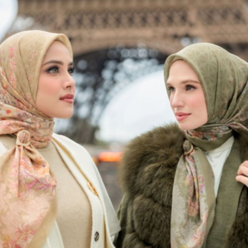 Buttoscarves luncurkan koleksi scarf terinspirasi dari Emily in Paris Buttoscarves luncurkan koleksi scarf terinspirasi dari Emily in Paris
